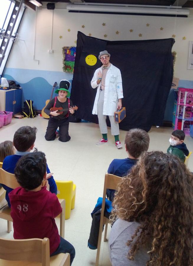 People performing a show at Bambino Gesù Hospital